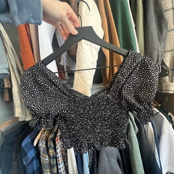 SUPER CUTE CROP TOP 🖤 - Picture 2 of 2